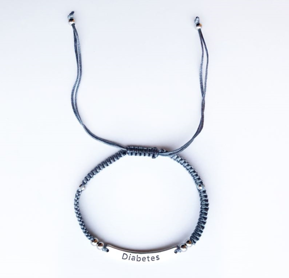 Grijze armband met zilveren details